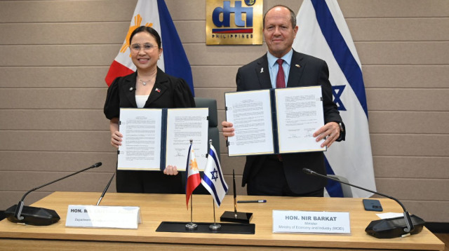 ניר ברקת חותם על הסכם סחר בפיליפינים (צילום: תקשורת שר הכלכלה והתעשייה)