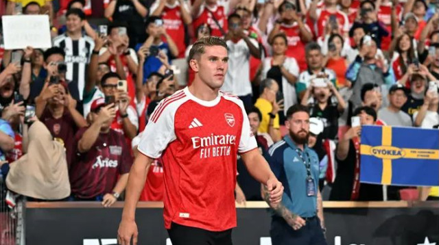 גיוקרש מוצג במדי ארסנל (צילום: רויטרס)