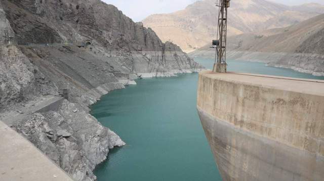 סחר "קביר" בכאראג' שבאיראן (צילום: רויטרס)