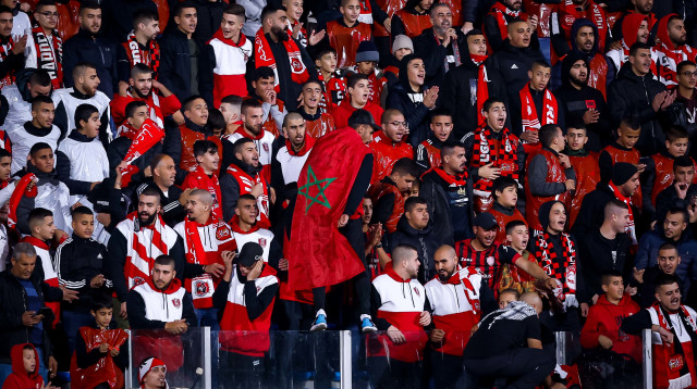 עם דגל מרוקו ביציע. אוהדי אם אל פאחם (צילום: מאור אלקסלסי)