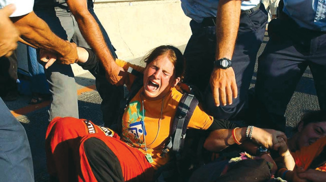 הפגנה נגד ההתנתקות בנתיבי איילון, 2005 (צילום: אלי דסה)