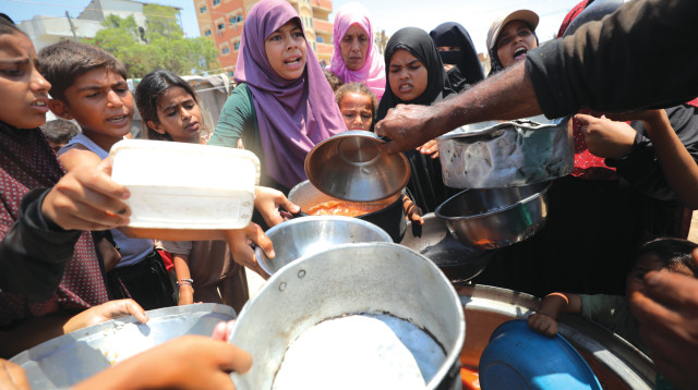 חלוקת מזון בעזה (צילום: עלי חסן, פלאש 90)
