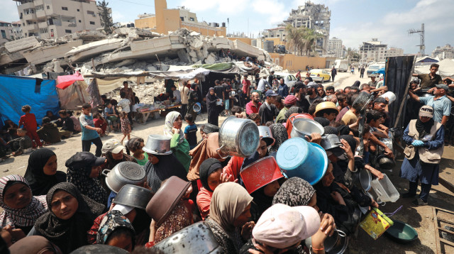 חלוקת אוכל (צילום: רויטרס)