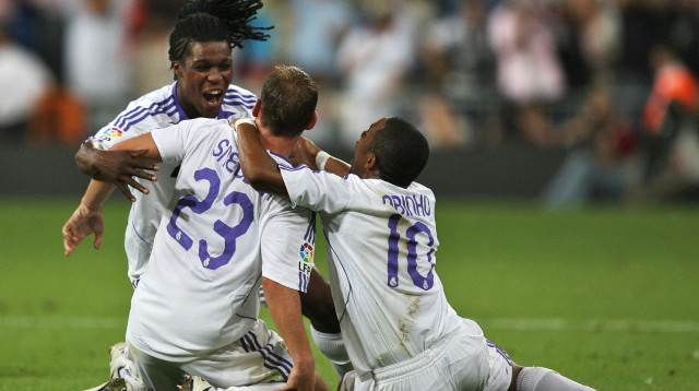 רוביניו, ווסלי סניידר, רויסטון דרנתה (צילום: PHILIPPE DESMAZES/AFP/Getty Images)