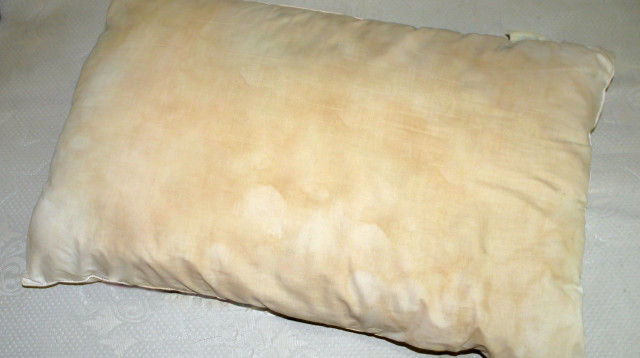 כרית צהובה ומטונפת (צילום: שאטרסטוק)