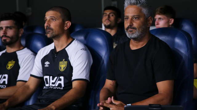 ברק יצחקי מאמן בית"ר ירושלים עם עוזרו משה אוחיון (צילום: מאור אלקסלסי)