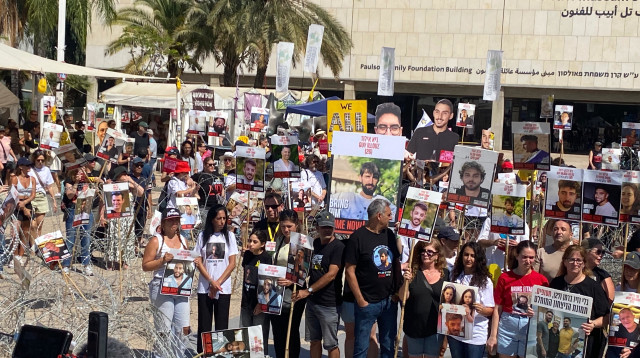 מיצג משפחות החטופים (צילום: אבשלום ששוני)