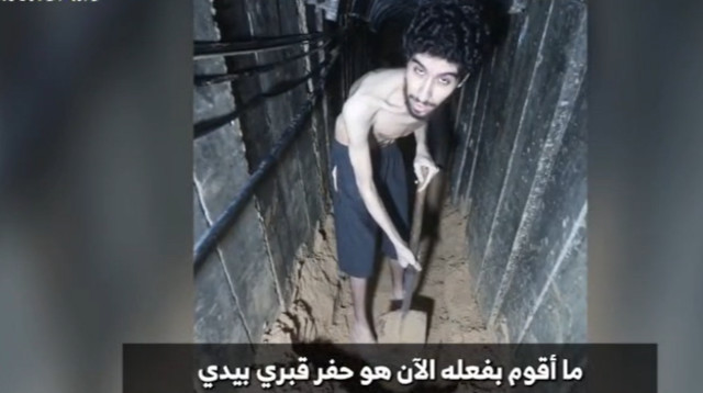 החטוף אביתר דוד חופר את הקבר של עצמו בסרטון אות החיים שפרסם חמאס (צילום: מטה משפחות החטופים)