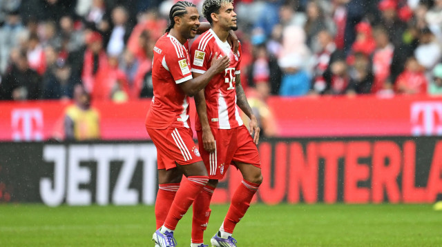 לואיס דיאס עם סרג' גנאברי שחקני באיירן מינכן (צילום: רויטרס)