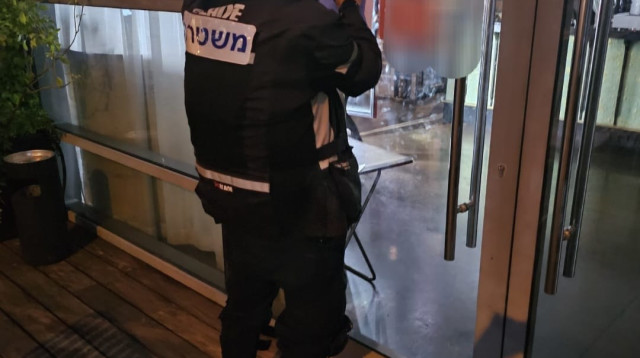 צו סגירה לסניף שיפודי ציפורה ברמת החייל (צילום: דוברות המשטרה)