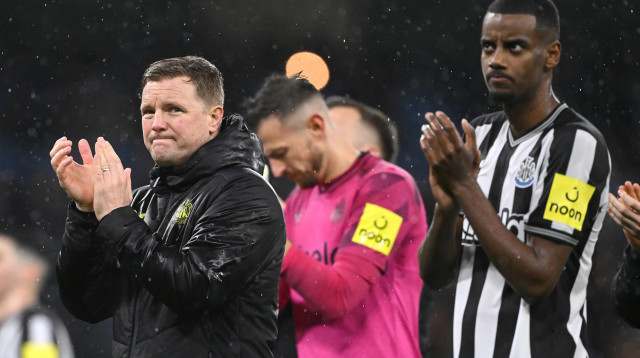 אדי האו, מאמן ניוקאסל לצד אלכסנדר איסק (צילום: GettyImages)