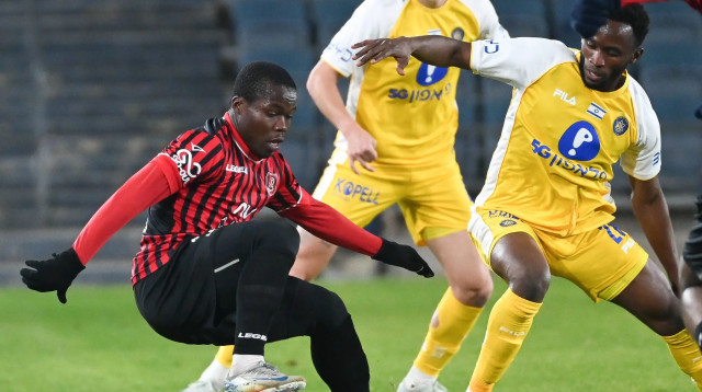 איסוף סיסוקו שחקן מכבי תל אביב מול סדריק דון שחקן הפועל ירושלים (צילום: ברני ארדוב)