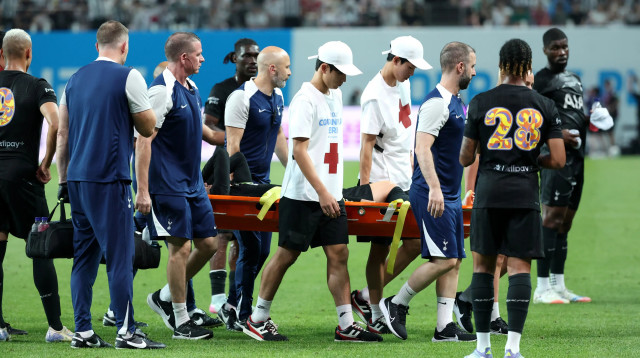 ג'יימס מדיסון שחקן טוטנהאם מורד על אלונקה (צילום: GettyImages, Chung Sung-Jun)