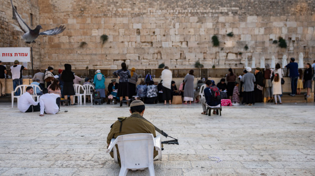 תשעה באב בכותל המערבי (צילום: חיים גולדברג, פלאש 90)