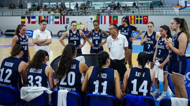 טל נתן מאמן נבחרת העתודה של ישראל נשים עם השחקניות (צילום: אתר רשמי, FIBA.COM)