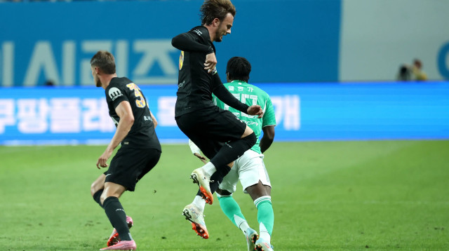 רגע הפציעה של ג'יימס מדיסון שחקן טוטנהאם (צילום: GettyImages, Chung Sung-Jun)