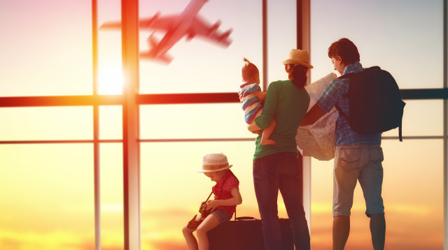 משפחה בשדה תעופה (צילום: שאטרסטוק)