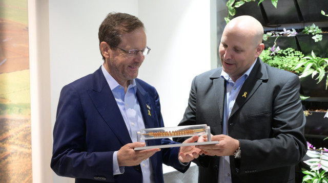 מיודובניק מעניק לנשיא הרצוג את הטפטפת הראשונה (צילום:  עמוס בן גרשום לעמ)