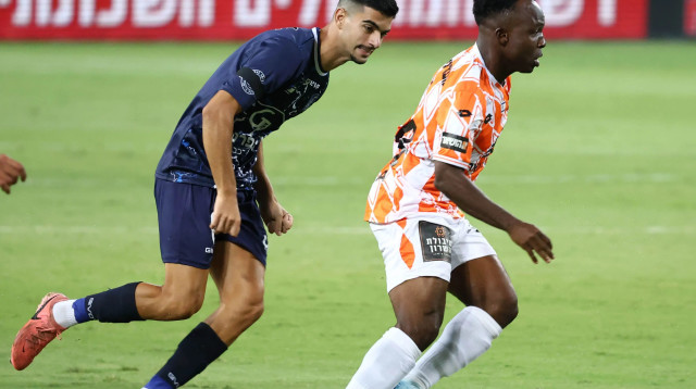 מוסטפא סלמי שחקן בני יהודה לפני סאלי גנון שחקן מכבי יפו (צילום: דני מרון)