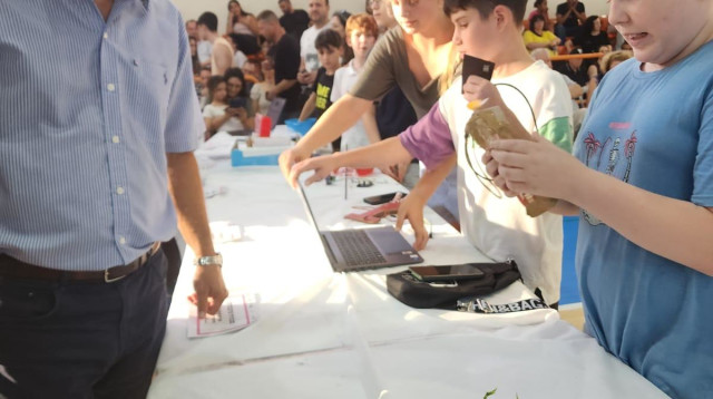 ראש העיר ראשל"צ עם התלמידים (צילום: דוברות עיריית ראשון לציון)