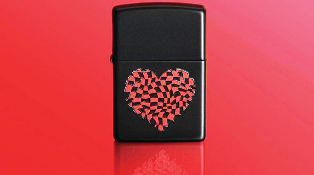 מצית זיפו לב שחור אדום (צילום: יח"צ חו"ל)