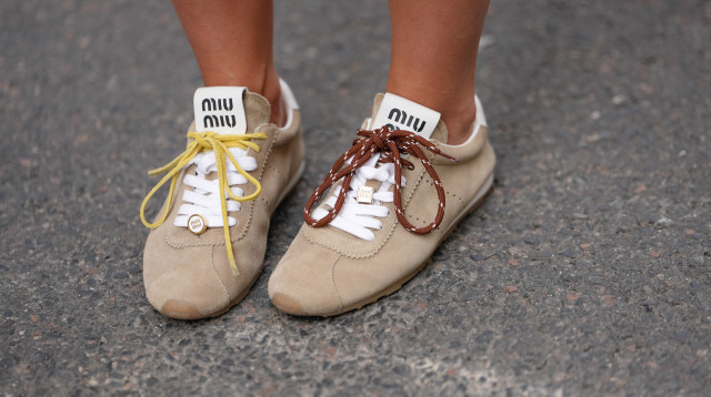 סניקרס של מיו מיו (צילום: GettyImages, Edward Berthelot/Getty Images)