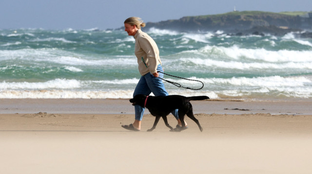 הסופה פלוריס פוקדת את בריטניה (צילום: REUTERS)