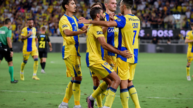 זוכה לגיבוי מוחלט מאיביץ'. חוזז עם שחקני מכבי ת"א (צילום: אריאל שלום)