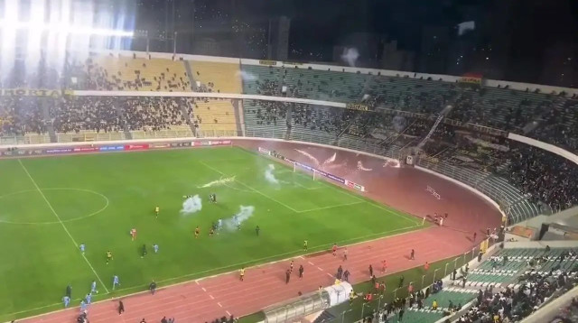 חזיזים נזרקים במשחק של דה סטרונגסט (צילום: צילום מסך, מתוך טוויטר)