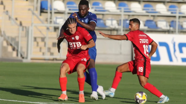 ניר גואטה (מימין), אופק גלר שחקני הפועל חדרה לפני ריצ'רד קולה אמבומבו שחקן הפועל עכו (צילום: שלומי גבאי)