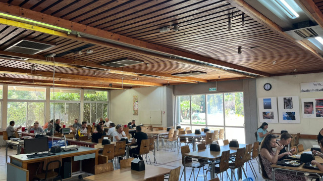 חדר אוכל קיבוץ רעים (צילום: פלד ארבלי)