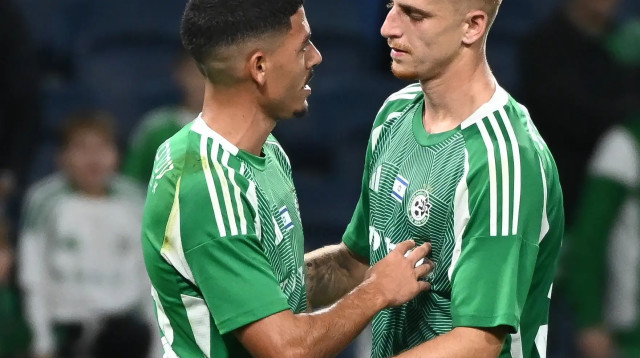 ליאם חרמש עם עילאי חג'ג' שחקני מכבי חיפה (צילום: ברני ארדוב)