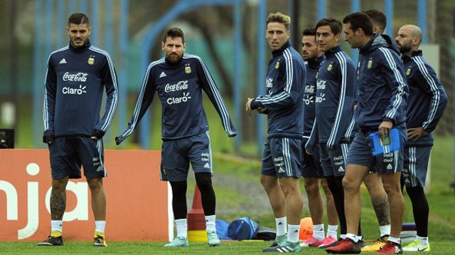 איקארדי במדי נבחרת ארגנטינה לצד מסי (צילום: AFP Contributor)