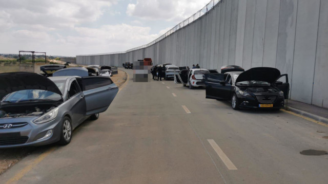 רכבים גנובים שהושבו משטח הרשות הפלסטינית (צילום: דובר צה"ל)