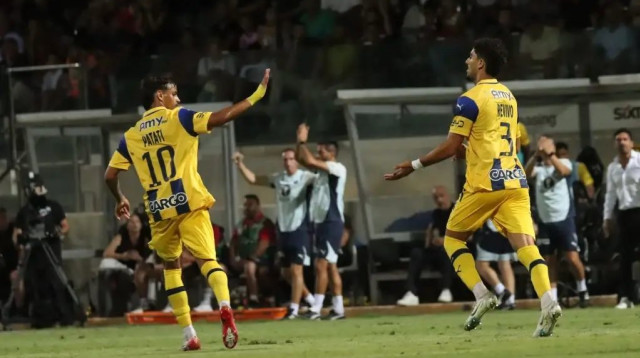 רוי רביבו, מכבי תל אביב לצד ווסלי פטאצ'י (צילום: אתר רשמי, מכבי תל אביב)