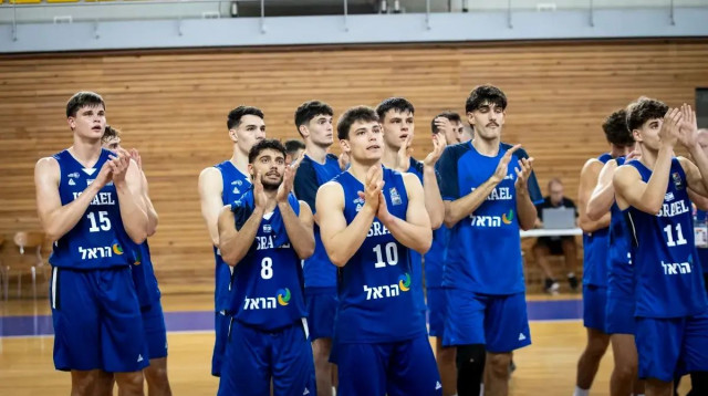 עומר מאייר ושחקני נבחרת העתודה (צילום: אתר רשמי, פיב"א)