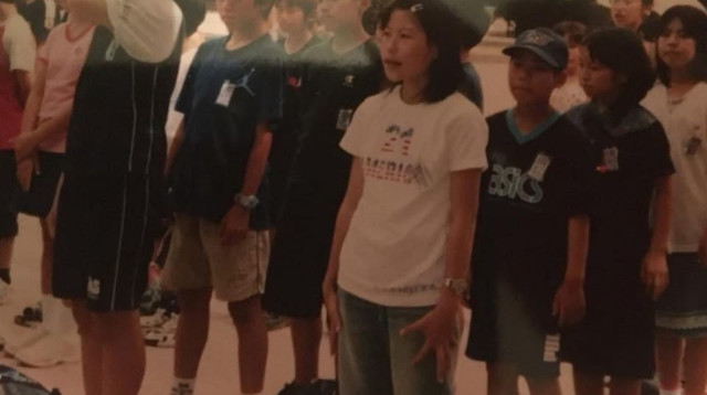 אמריקה על החולצה. הסולנית היפנית בטקס הזיכרון לפצצה האטומית על הירושימה  (צילום: דורון כהן)