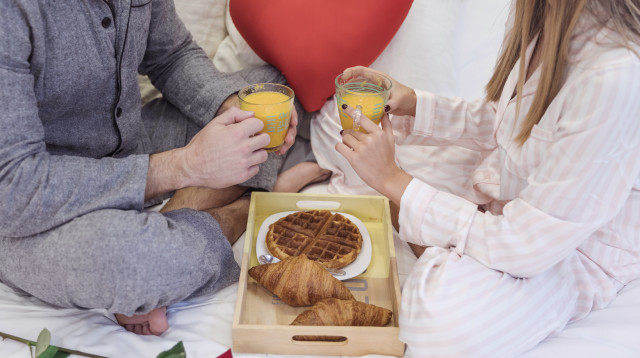 זוג, זוגיות, זוג בפיג׳מה (צילום: אינגאימג')