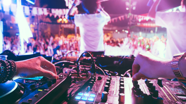 די ג'יי במסיבת חוף  (צילום: שאטרסטוק)