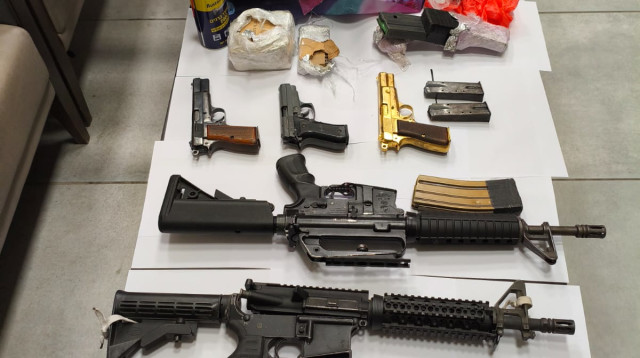 הנשק שנתפס באולם האירועים בכפר כנא (צילום: דוברות המשטרה)