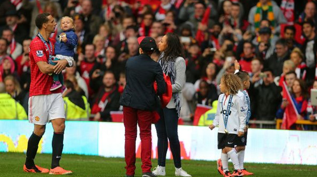 פרדיננד עם ילדיו לאחר משחק יונייטד (צילום: Matthew Ashton)