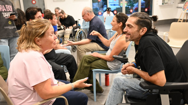 משתתפים של קהילת אור לטיפול בבעלי פגיעת ראש (צילום: איתן אונר)