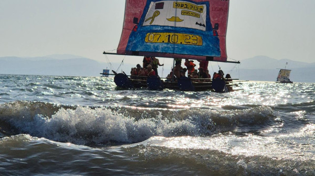 בניית רפסודות עם מסר, במסגרת פעילות קיץ של תקומה (צילום: מנהלת תקומה)