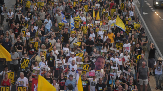 הפגנת משפחות החטופים סמוך לקריה בתל אביב (צילום: אבשלום ששוני)