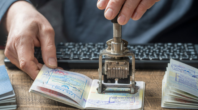 חותמת בדרכון (צילום: שאטרסטוק)