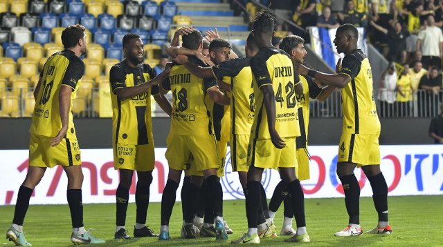 שחקני בית"ר ירושלים חוגגים (צילום: אתר רשמי, בית"ר ירושלים)