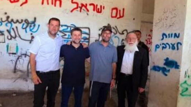 שר האוצר בצלאל סמוטריץ' מצטלם עם הגרפיטי "מוות לערבים" (צילום: לשכת שר האוצר)