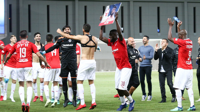 טוני ווקאמה, ג'ון אוגו ואלחמיד חוגגים עם שחקני ב"ש (צילום: דני מרון)