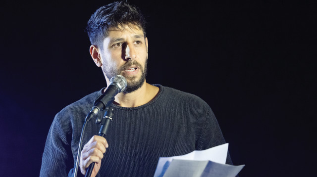 עידן עמדי נואם בהפגנת הימין (צילום: יונתן זינדל פלאש 90)