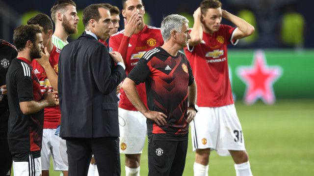 ז'וזה מוריניו ושחקני מנצ'סטר יונייטד (צילום: AFP)